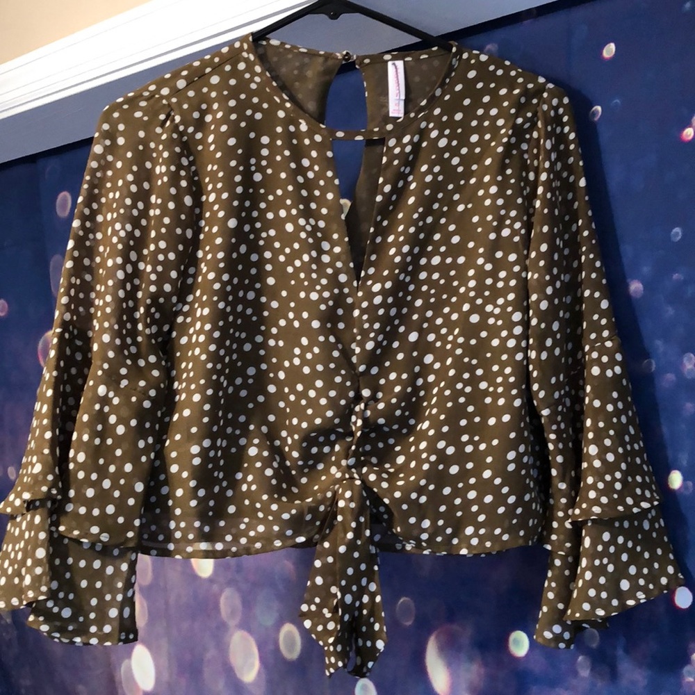 Gorgeous Olive Flutter Sleeve Crop Top. XS